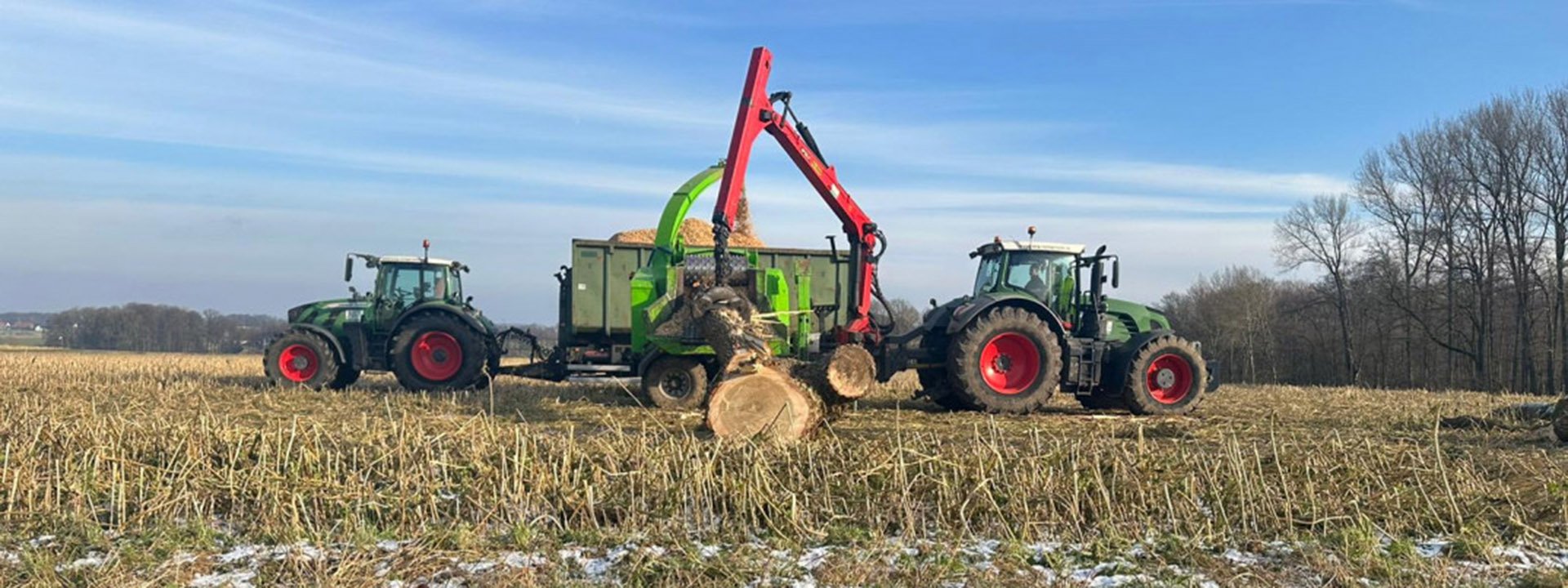 Traktoren mit Holzh&auml;cksler bei land- und forstwirtschaftlichen Arbeiten