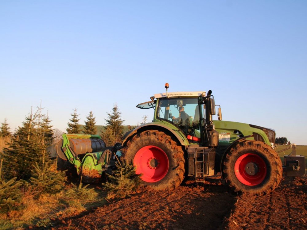 Forst- und Wurzelfräsen mit moderner Technik Traktor bei Forst- und Wurzelfräsen auf einer Forstfläche
